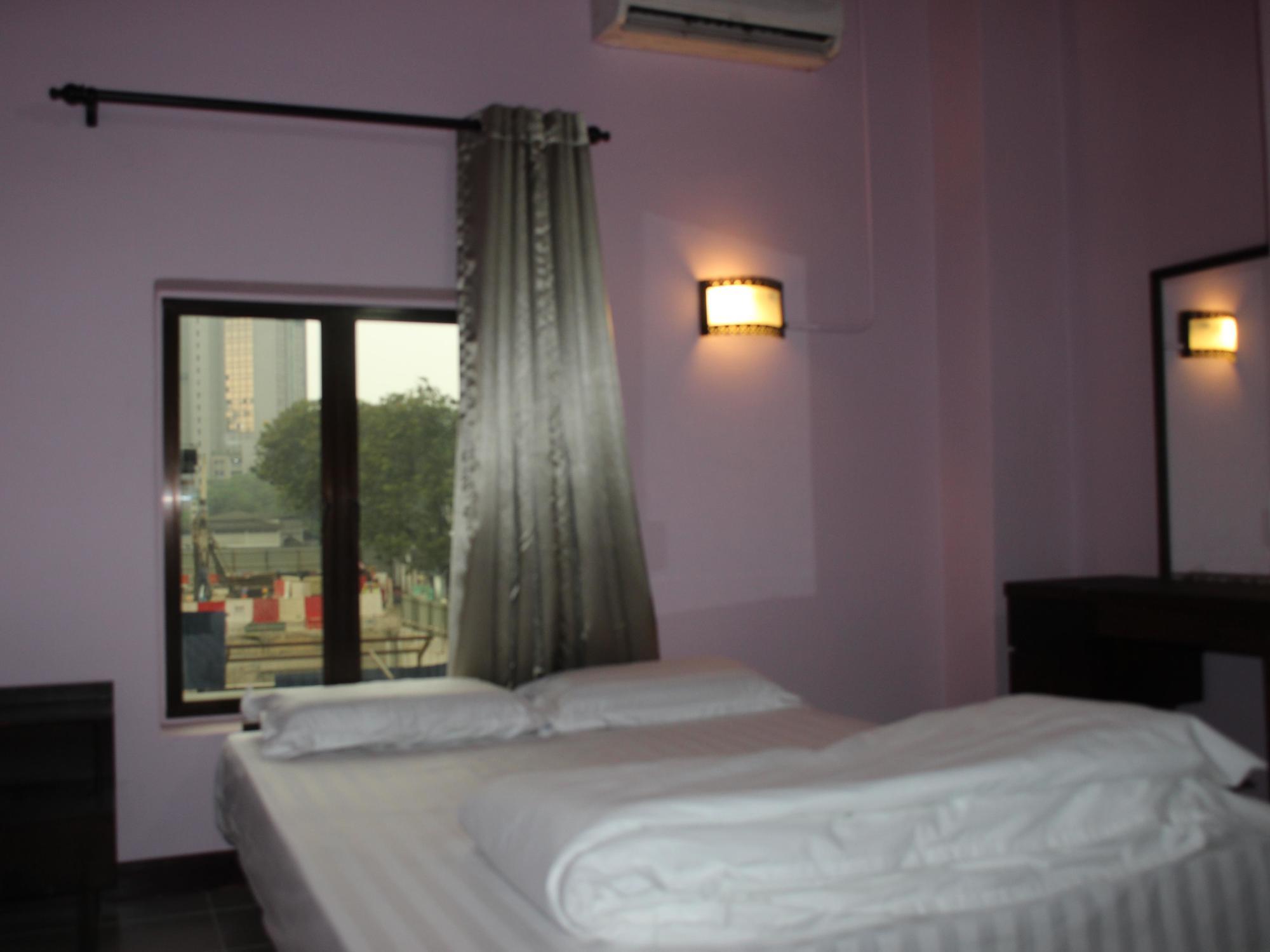 Birdnest Guesthouse, Gaia Rooftop Cafe Куала-Лумпур Экстерьер фото