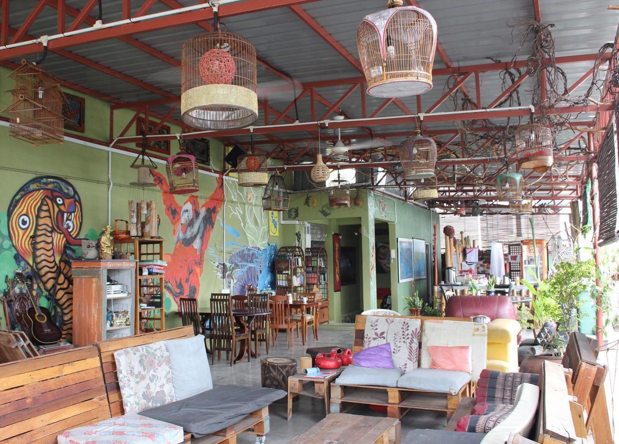 Birdnest Guesthouse, Gaia Rooftop Cafe Куала-Лумпур Экстерьер фото